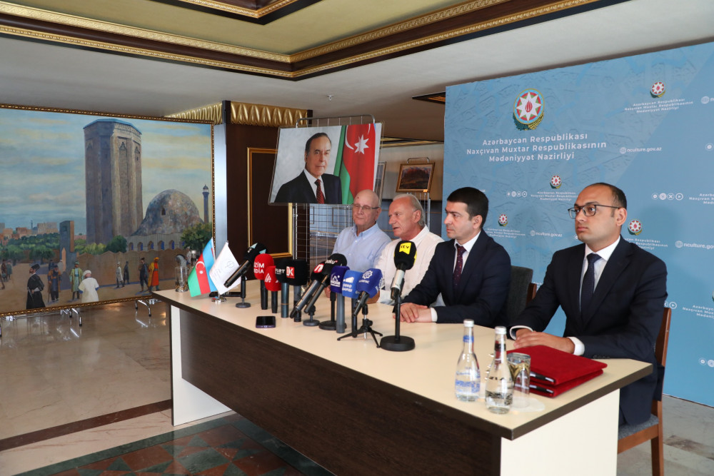 Azerbaijan signs deal to restore local Momine Khatun Tomb (PHOTO)