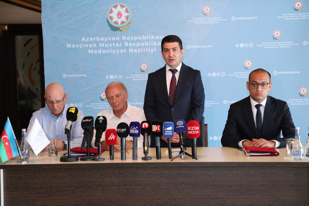 Azerbaijan signs deal to restore local Momine Khatun Tomb (PHOTO)