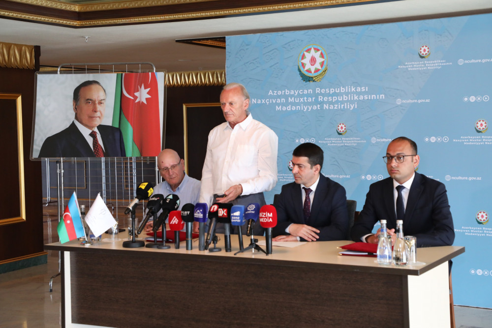 Azerbaijan signs deal to restore local Momine Khatun Tomb (PHOTO)