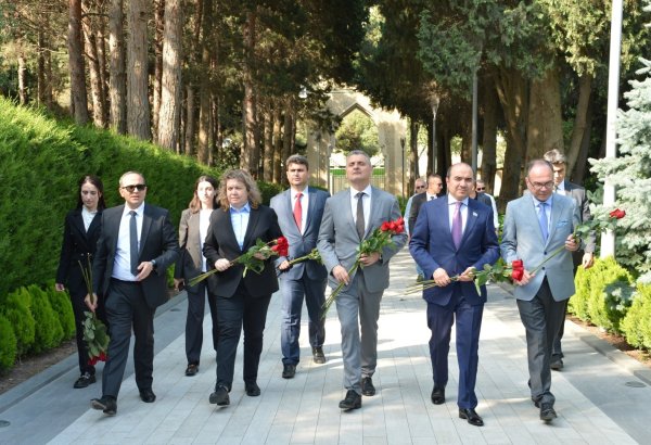 Bulgaria’s National Assembly President visits Alley of Honor, Victory Park in Azerbaijan's Baku (PHOTO)
