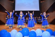 Большая сцена маленьких талантов в Баку (ФОТО)