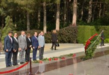 Председатель Национальной ассамблеи Болгарии посетила Аллею почетного захоронения и Парк Победы в Баку (ФОТО)