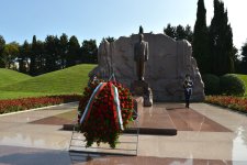 Председатель Национальной ассамблеи Болгарии посетила Аллею почетного захоронения и Парк Победы в Баку (ФОТО)