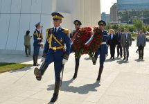 Председатель Национальной ассамблеи Болгарии посетила Аллею почетного захоронения и Парк Победы в Баку (ФОТО)
