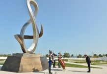 Председатель Национальной ассамблеи Болгарии посетила Аллею почетного захоронения и Парк Победы в Баку (ФОТО)