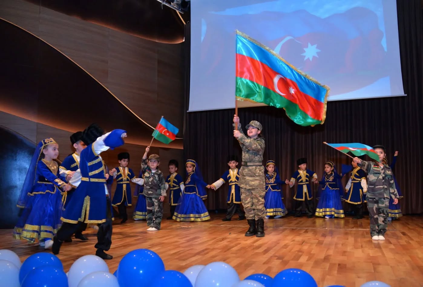 Большая сцена маленьких талантов в Баку (ФОТО)