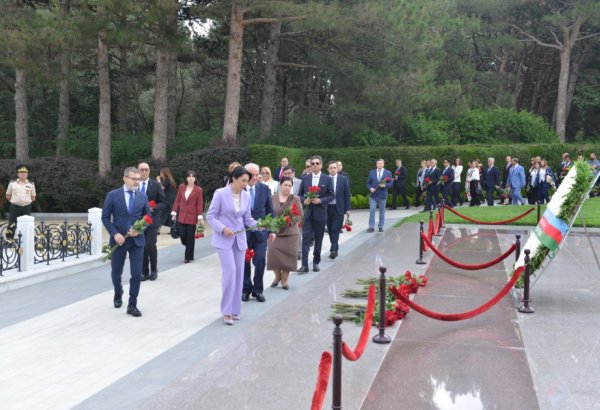 Int'l Ombudsmen Symposium delegates visit Alley of Honor and Alley of Martyrs (PHOTO)