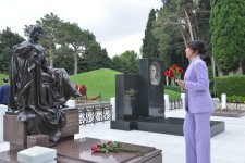 Участники Международного симпозиума омбудсменов посетили Аллею почетного захоронения и Аллею шехидов (ФОТО)