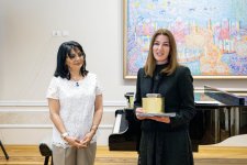 Она не искала звёзд - она их зажигала! В Баку состоялся праздник музыки и театра к 100-летию Леди Гю (ФОТО)