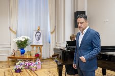 Она не искала звёзд - она их зажигала! В Баку состоялся праздник музыки и театра к 100-летию Леди Гю (ФОТО)