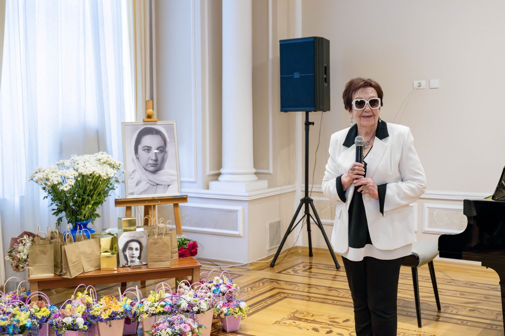 Она не искала звёзд - она их зажигала! В Баку состоялся праздник музыки и театра к 100-летию Леди Гю (ФОТО)