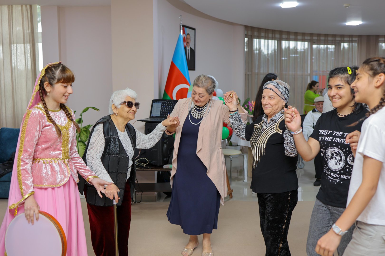 Azercell объединил два поколения, нуждающихся в заботе и внимании (ФОТО)