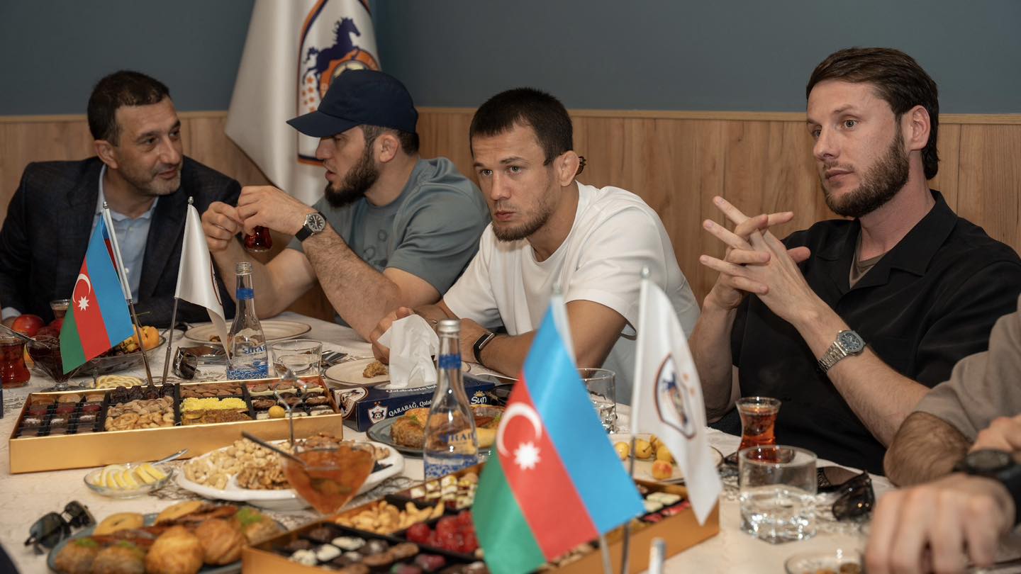 Хабиб Нурмагомедов и  бойцы UFC посетили базу ФК "Карабах" (ВИДЕО, ФОТО)