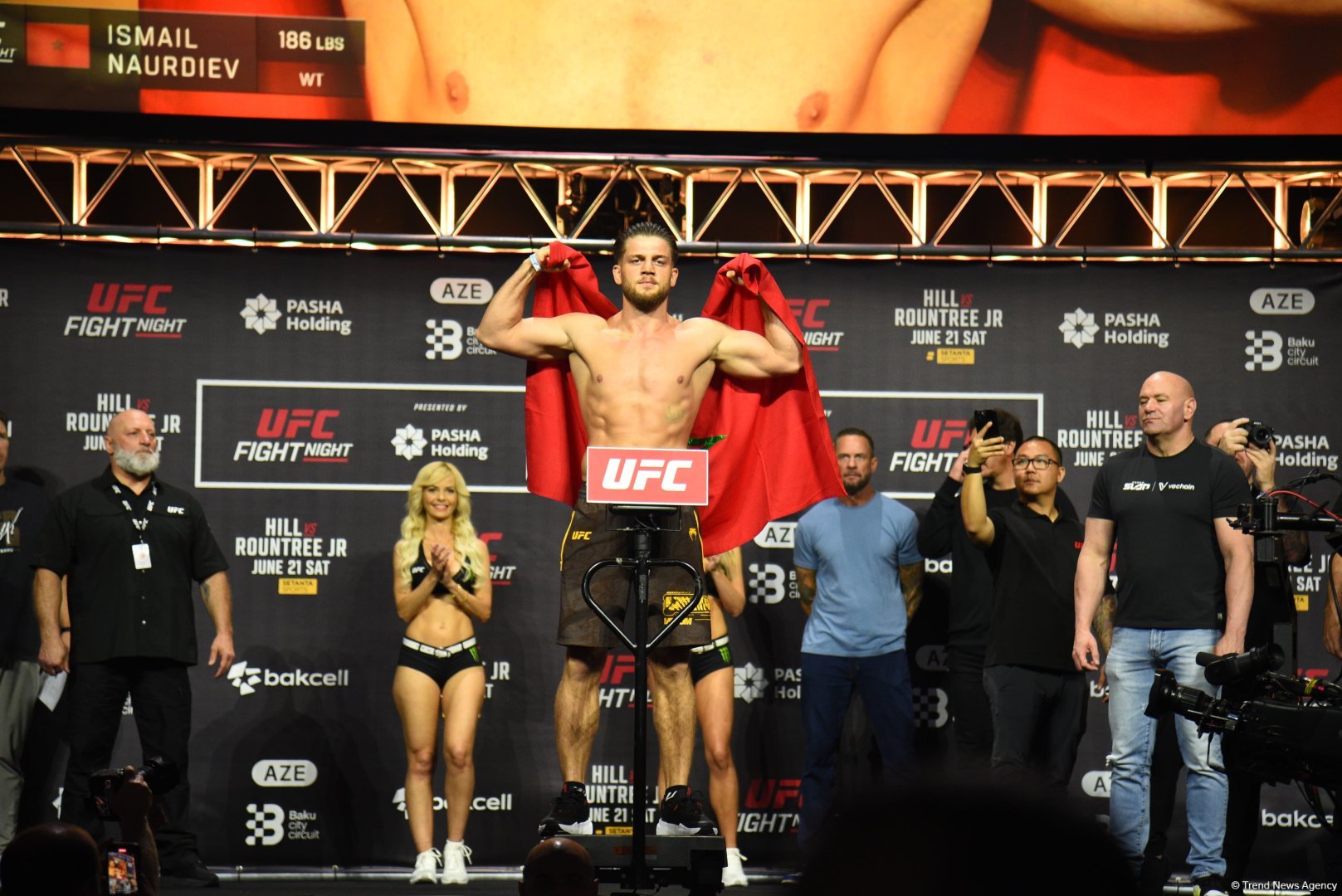 В Баку состоялась торжественная церемония взвешивания бойцов UFC Fight Night c участием тысячи болельщиков (ФОТО)