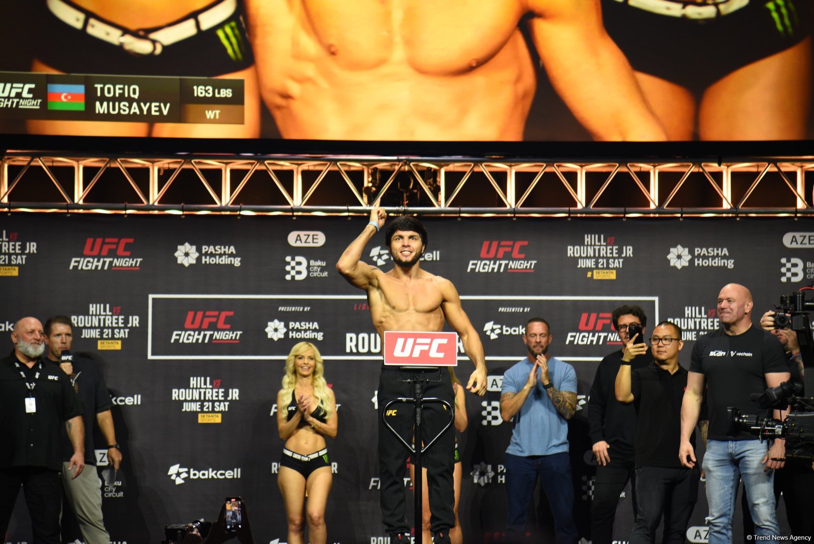В Баку состоялась торжественная церемония взвешивания бойцов UFC Fight Night c участием тысячи болельщиков (ФОТО)