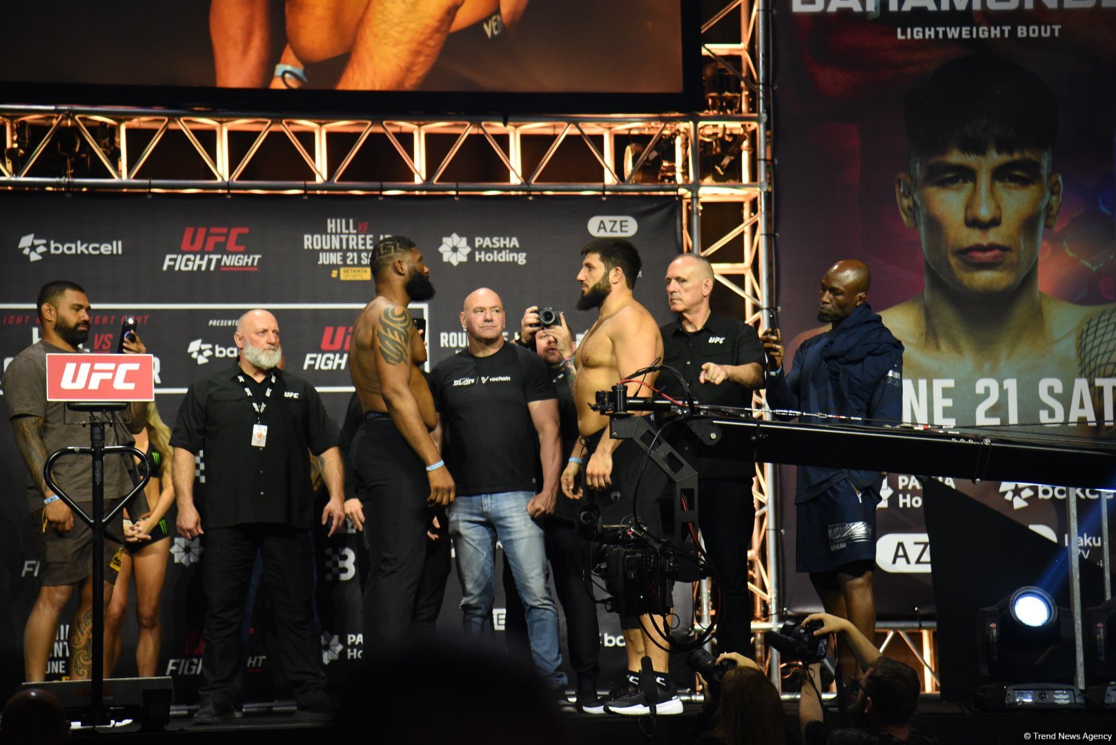 В Баку состоялась торжественная церемония взвешивания бойцов UFC Fight Night c участием тысячи болельщиков (ФОТО)