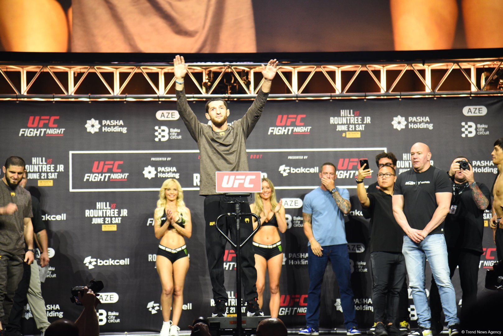 В Баку состоялась торжественная церемония взвешивания бойцов UFC Fight Night c участием тысячи болельщиков (ФОТО)