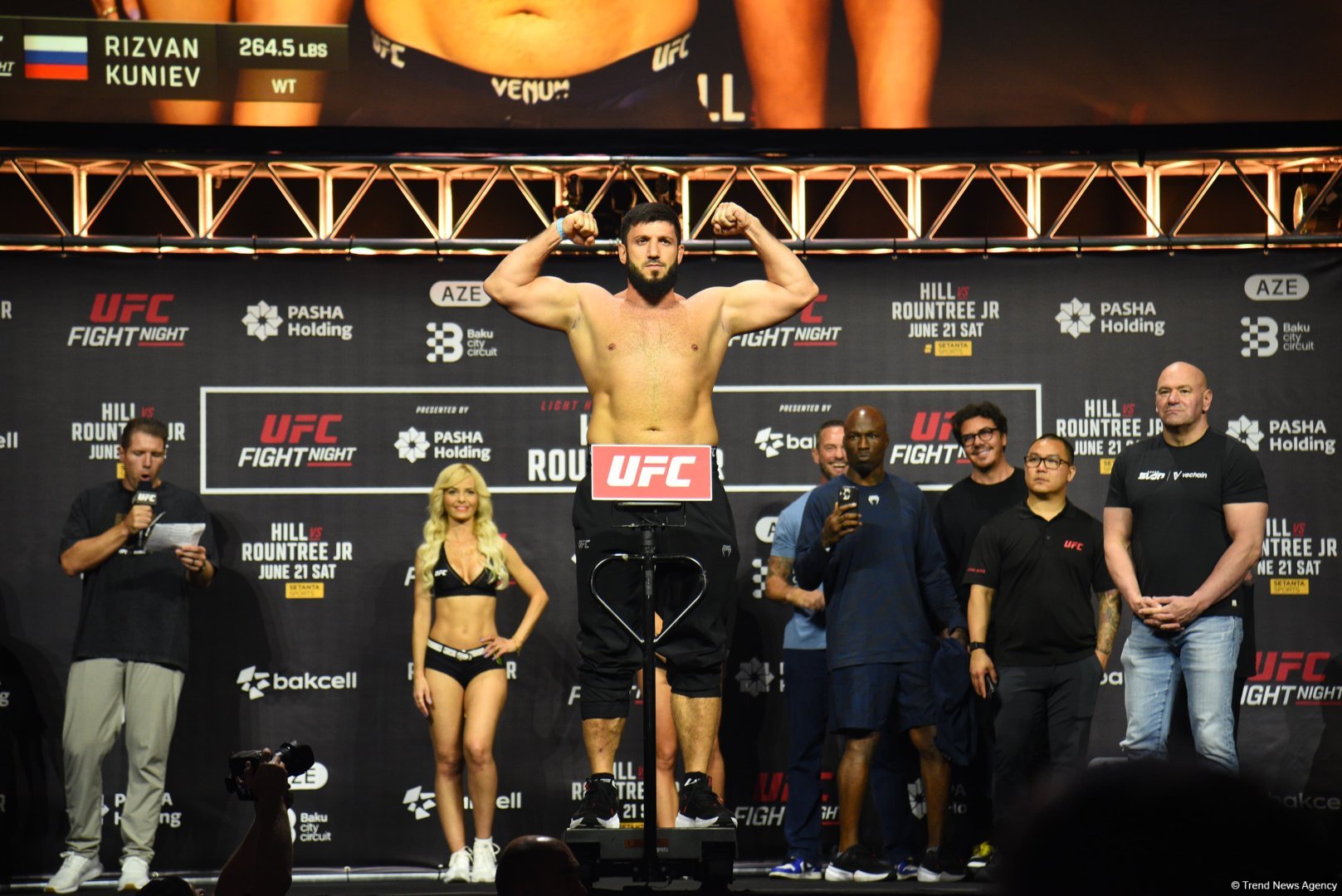 В Баку состоялась торжественная церемония взвешивания бойцов UFC Fight Night c участием тысячи болельщиков (ФОТО)