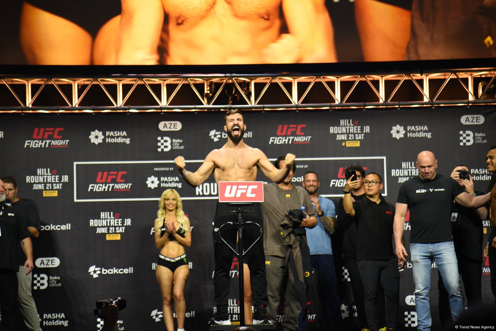 В Баку состоялась торжественная церемония взвешивания бойцов UFC Fight Night c участием тысячи болельщиков (ФОТО)