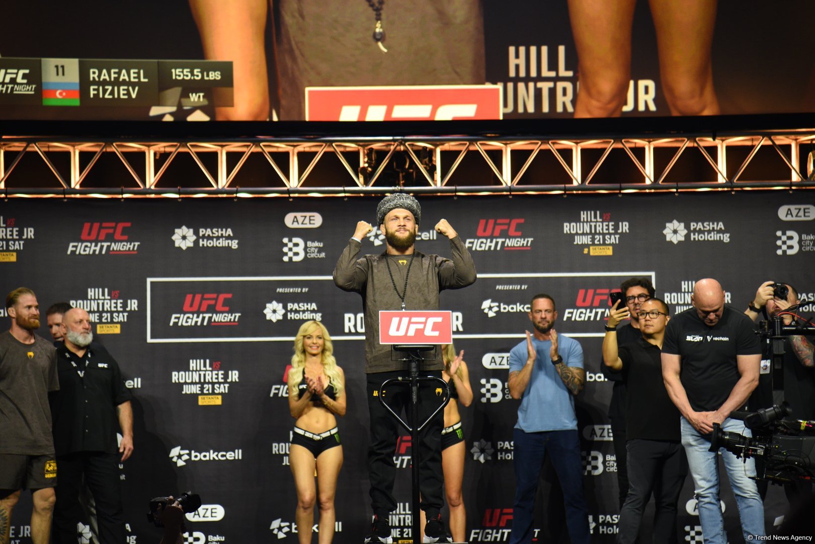 В Баку состоялась торжественная церемония взвешивания бойцов UFC Fight Night c участием тысячи болельщиков (ФОТО)