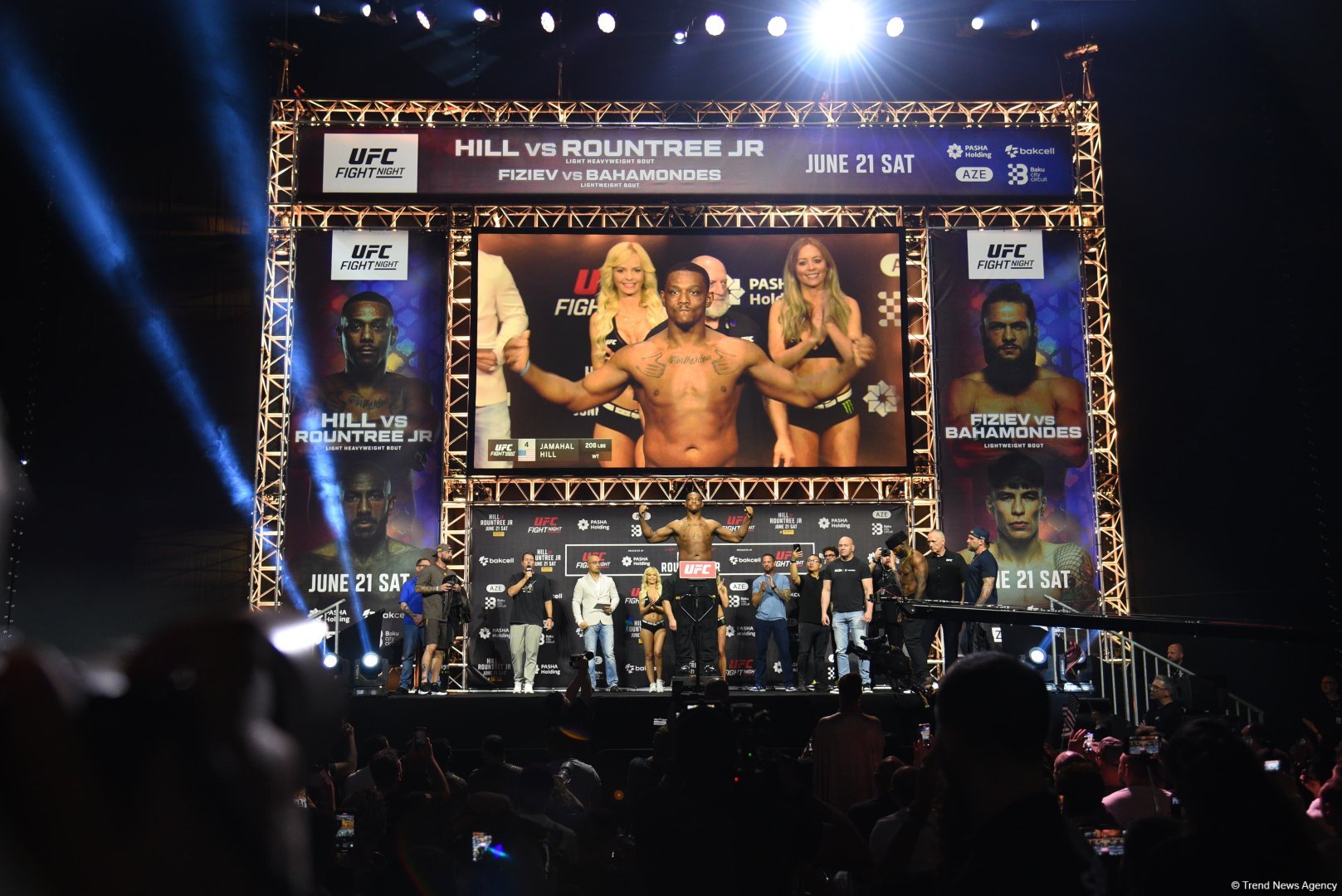В Баку состоялась торжественная церемония взвешивания бойцов UFC Fight Night c участием тысячи болельщиков (ФОТО)