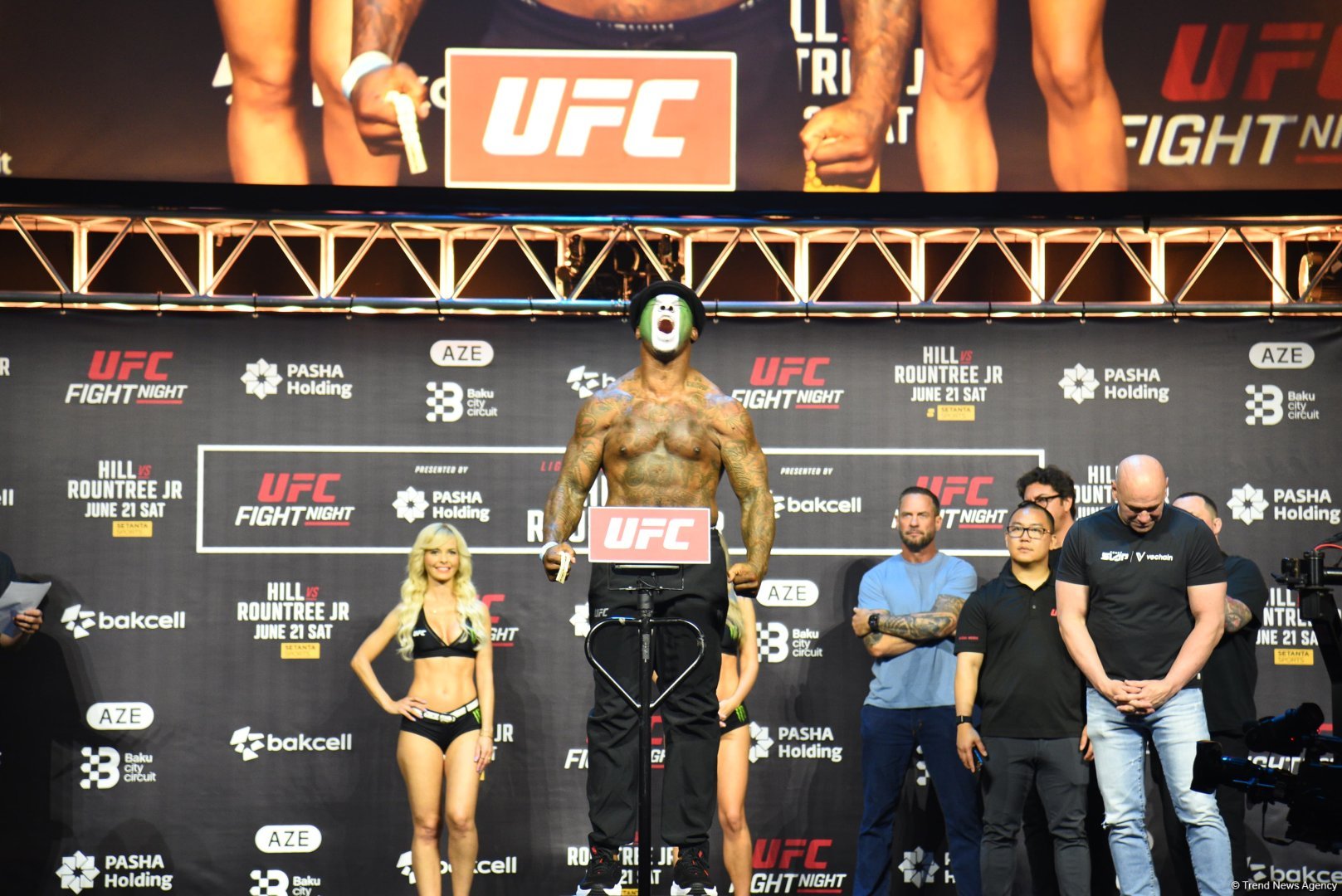 В Баку состоялась торжественная церемония взвешивания бойцов UFC Fight Night c участием тысячи болельщиков (ФОТО)