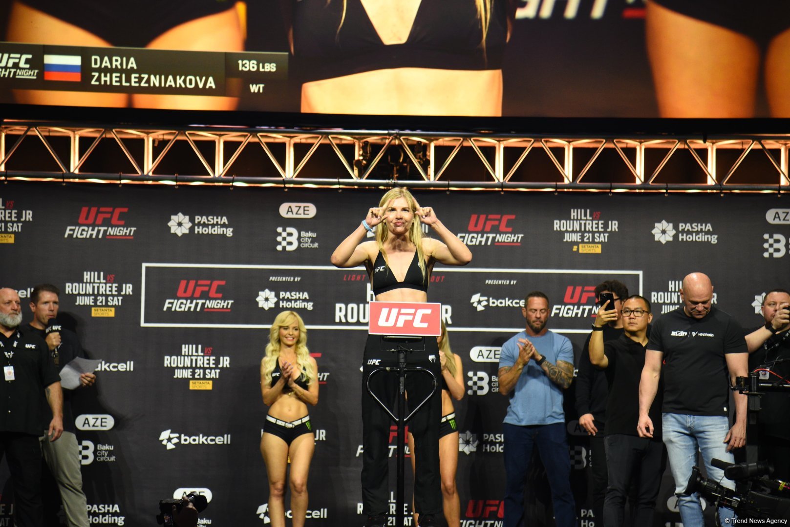 В Баку состоялась торжественная церемония взвешивания бойцов UFC Fight Night c участием тысячи болельщиков (ФОТО)