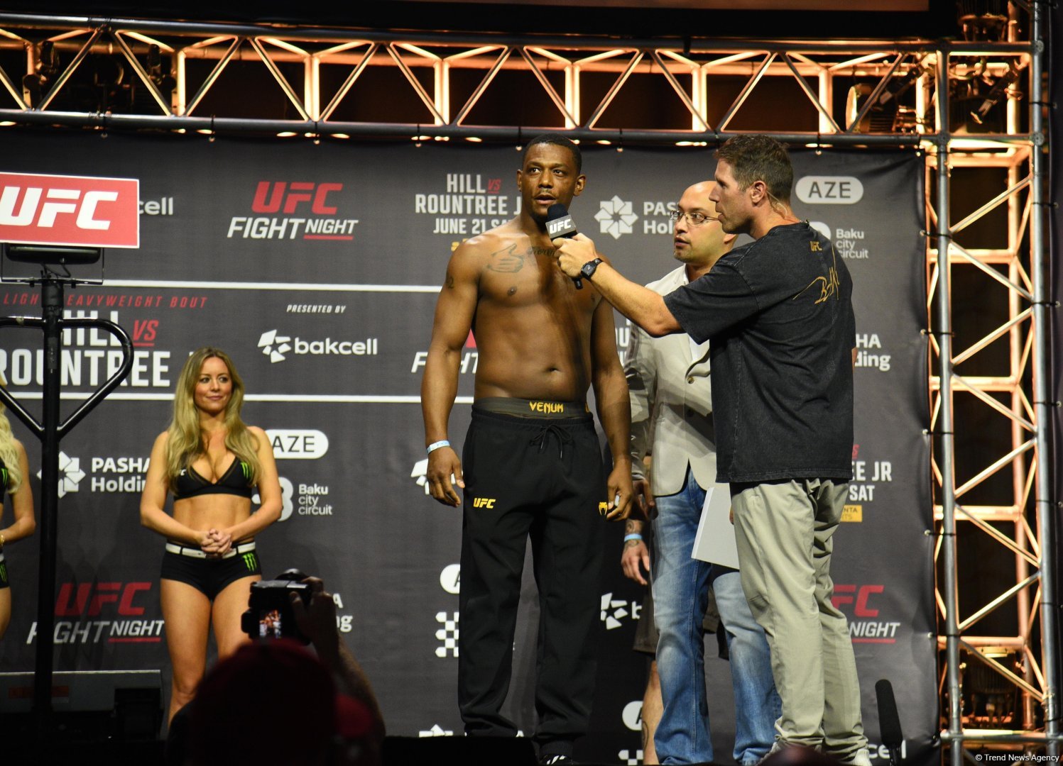 В Баку состоялась торжественная церемония взвешивания бойцов UFC Fight Night c участием тысячи болельщиков (ФОТО)