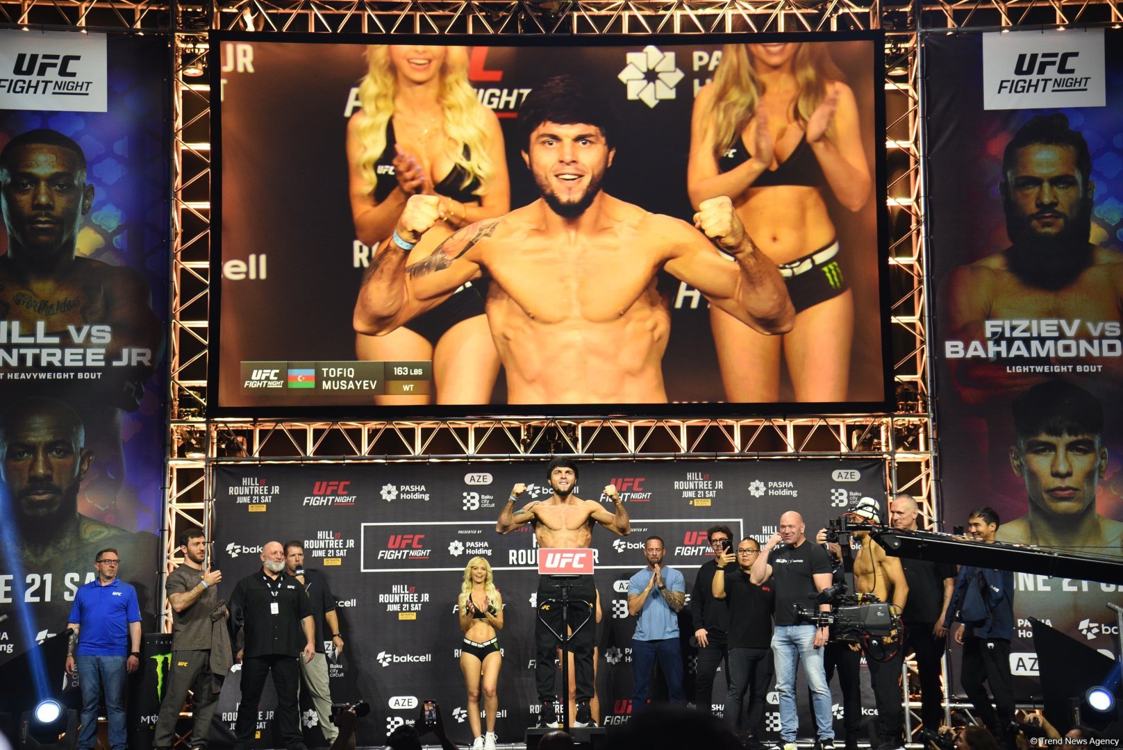 В Баку состоялась торжественная церемония взвешивания бойцов UFC Fight Night c участием тысячи болельщиков (ФОТО)