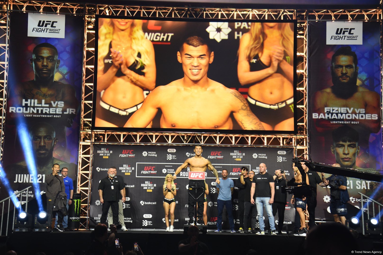 В Баку состоялась торжественная церемония взвешивания бойцов UFC Fight Night c участием тысячи болельщиков (ФОТО)