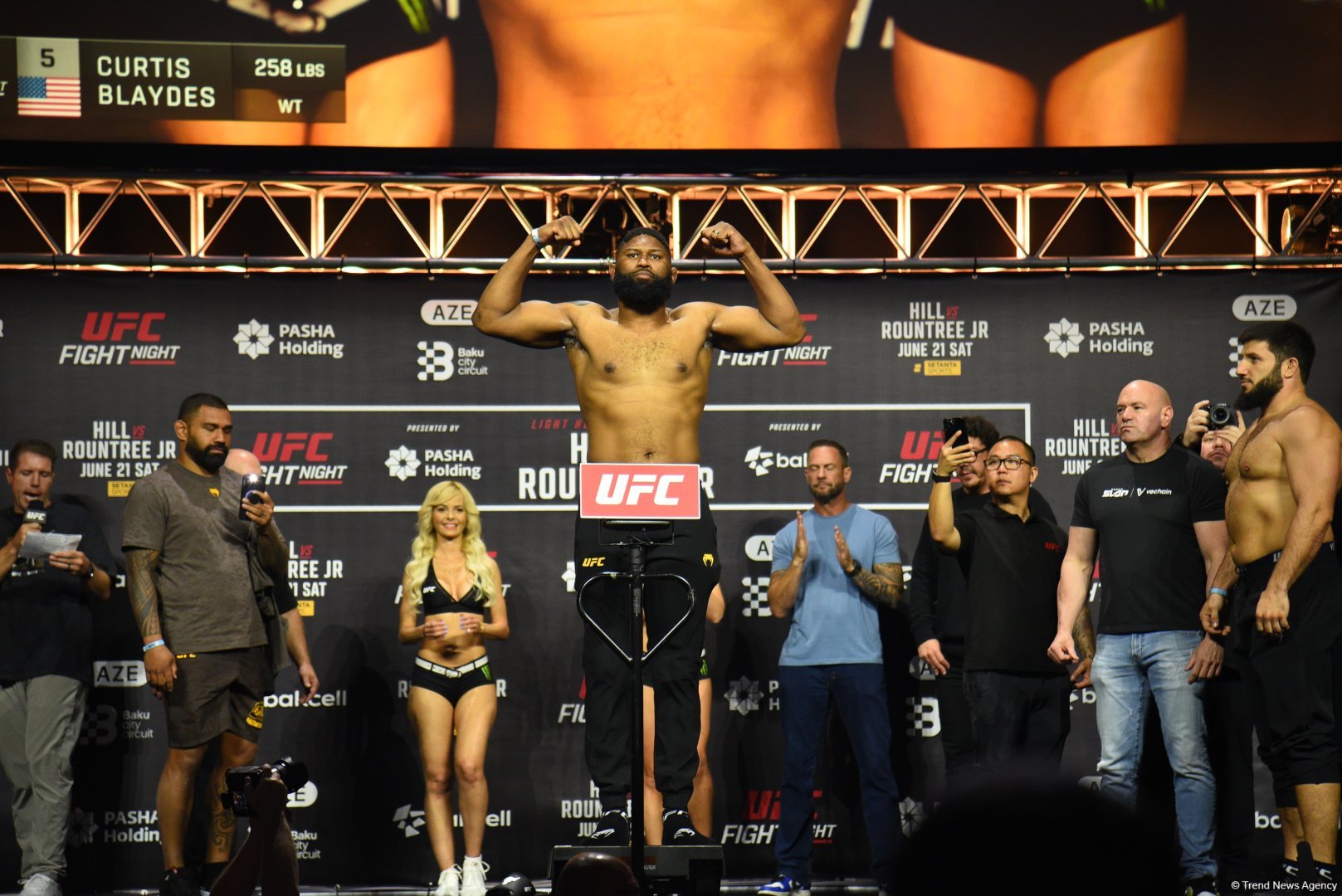 В Баку состоялась торжественная церемония взвешивания бойцов UFC Fight Night c участием тысячи болельщиков (ФОТО)