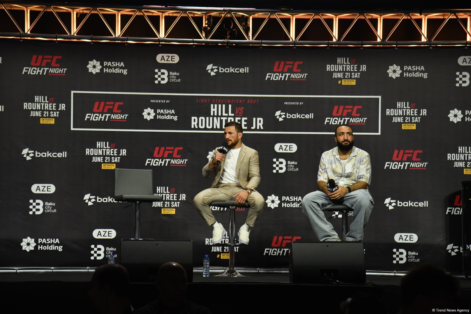 В Баку состоялась торжественная церемония взвешивания бойцов UFC Fight Night c участием тысячи болельщиков (ФОТО)