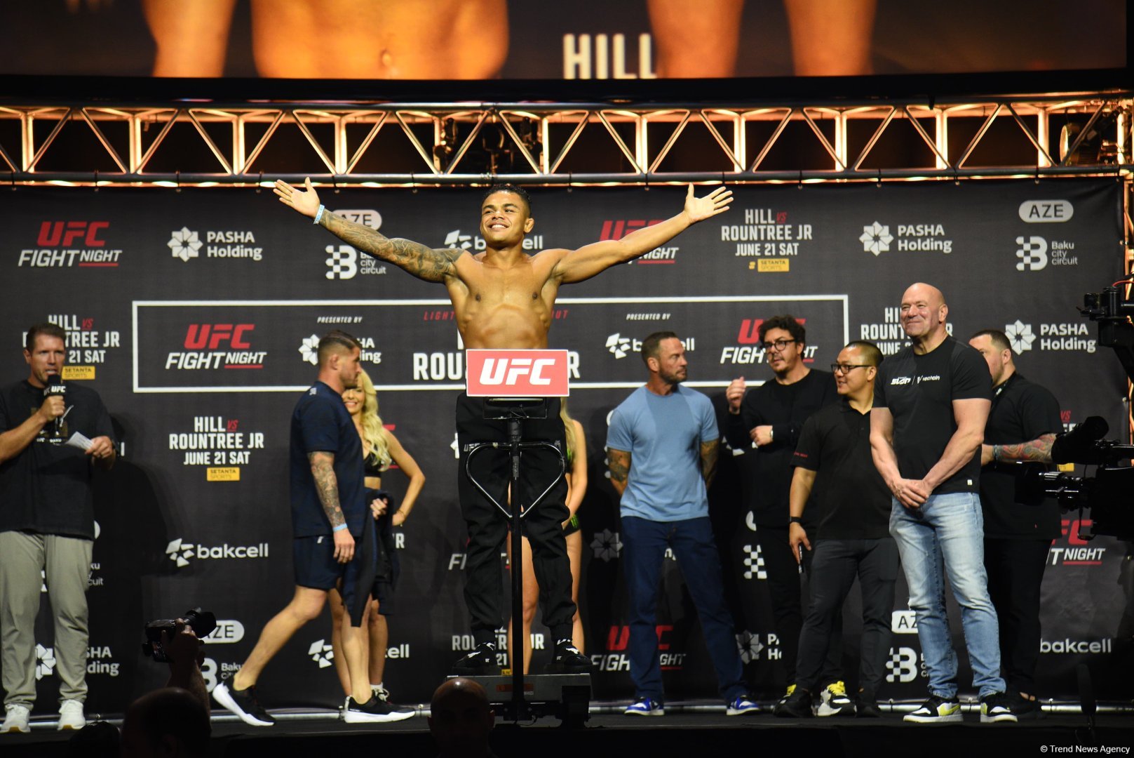 В Баку состоялась торжественная церемония взвешивания бойцов UFC Fight Night c участием тысячи болельщиков (ФОТО)