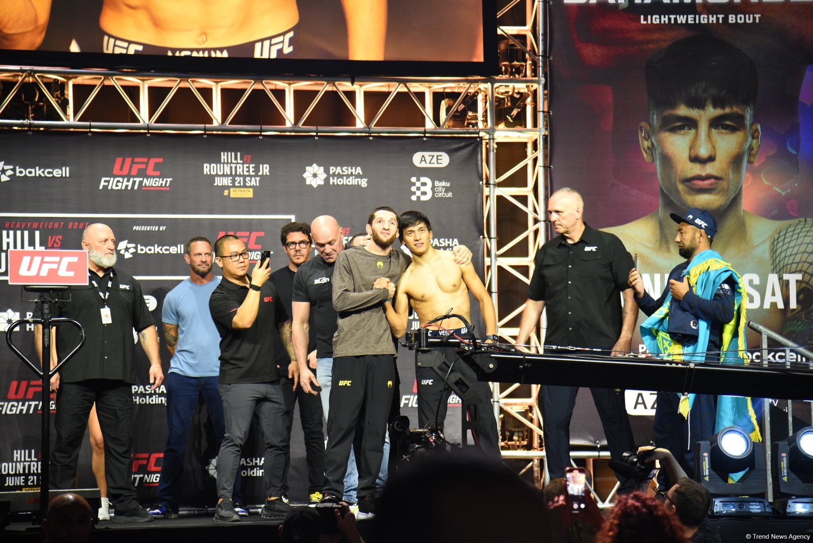 В Баку состоялась торжественная церемония взвешивания бойцов UFC Fight Night c участием тысячи болельщиков (ФОТО)