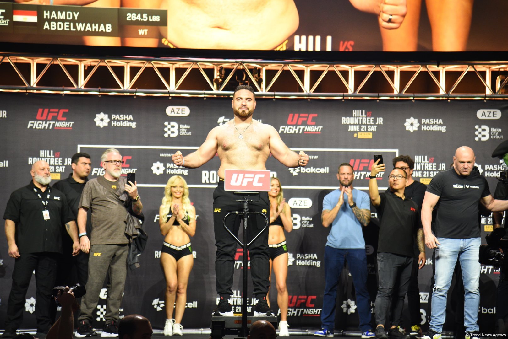 В Баку состоялась торжественная церемония взвешивания бойцов UFC Fight Night c участием тысячи болельщиков (ФОТО)