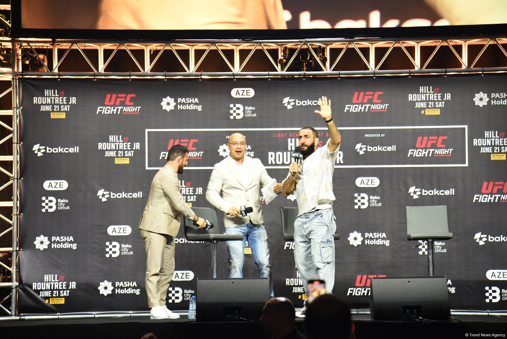 В Баку состоялась торжественная церемония взвешивания бойцов UFC Fight Night c участием тысячи болельщиков (ФОТО)