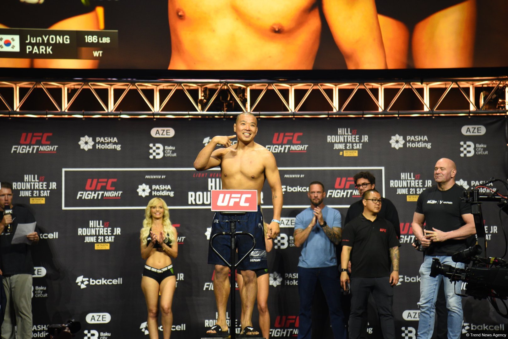 В Баку состоялась торжественная церемония взвешивания бойцов UFC Fight Night c участием тысячи болельщиков (ФОТО)