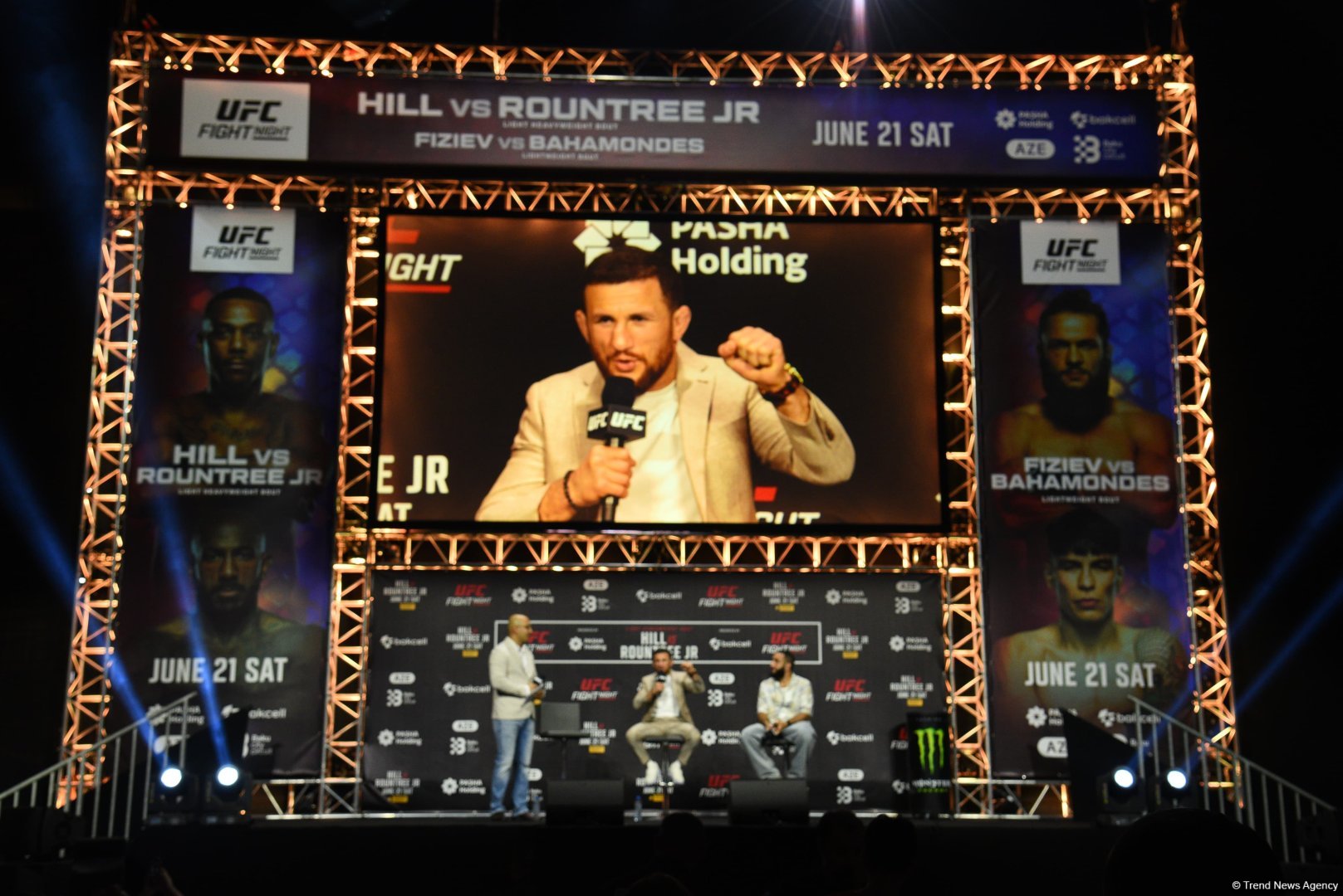 В Баку состоялась торжественная церемония взвешивания бойцов UFC Fight Night c участием тысячи болельщиков (ФОТО)