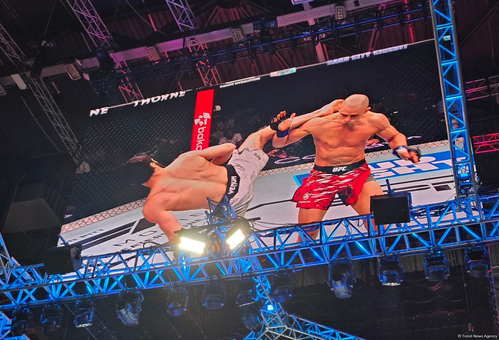 UFC Fight Night: Опредился победитель основного карда в полулегком весе между бойцами Таджикистана и Австрии (ФОТО)