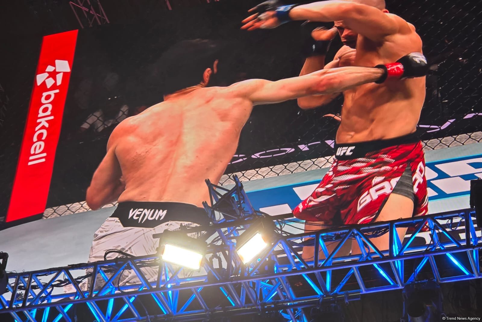 UFC Fight Night: Опредился победитель основного карда в полулегком весе между бойцами Таджикистана и Австрии (ФОТО)