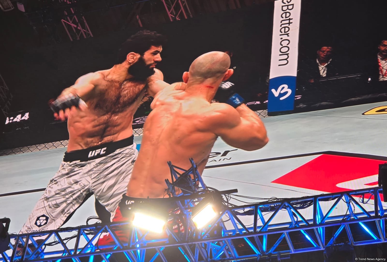 UFC Fight Night: Опредился победитель основного карда в полулегком весе между бойцами Таджикистана и Австрии (ФОТО)