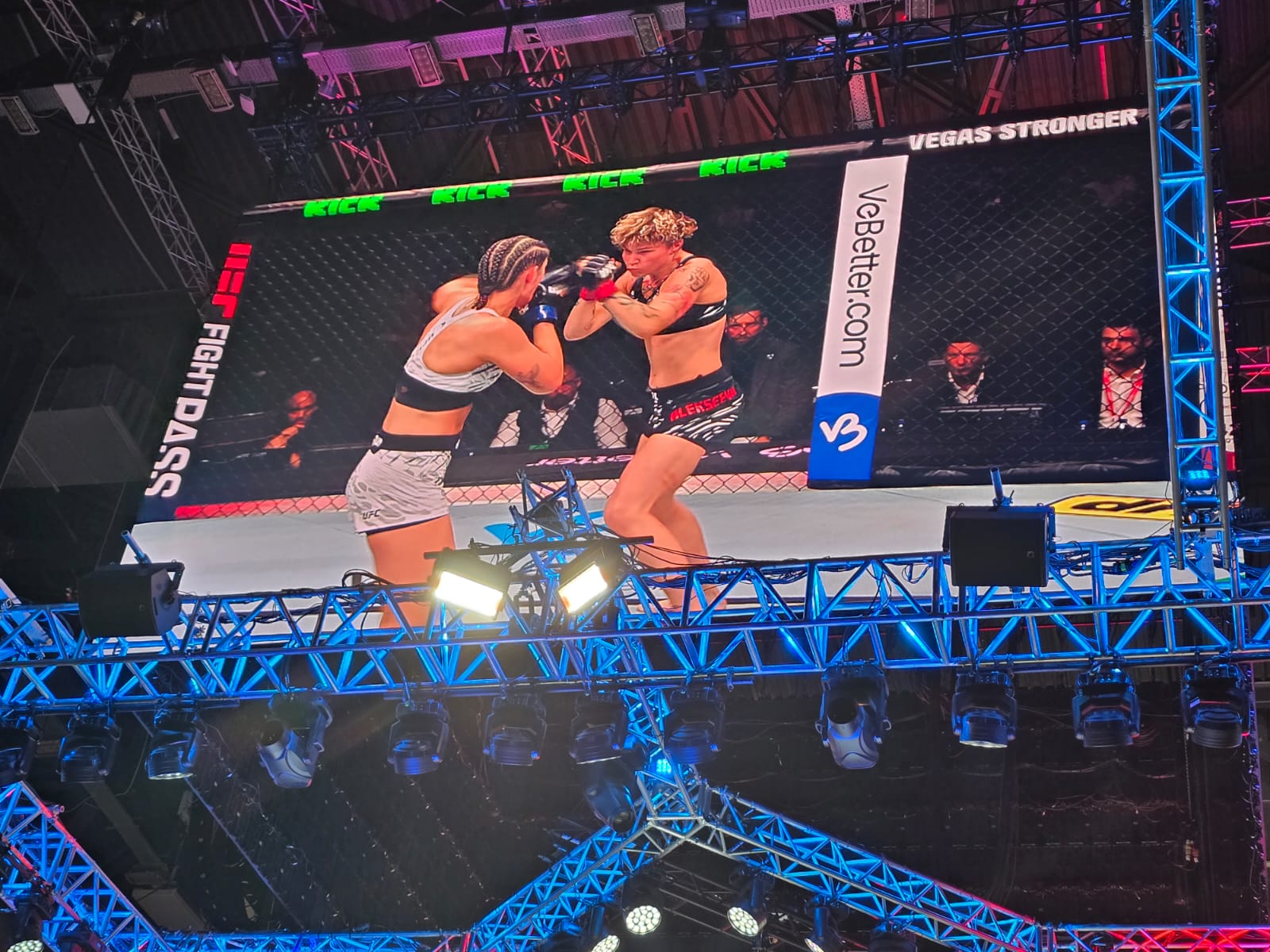 В Баку стартовало одно из самых зрелищных спортивных событий года UFC Fight Night (ПРЯМАЯ ТРАНСЛЯЦИЯ/ФОТО)