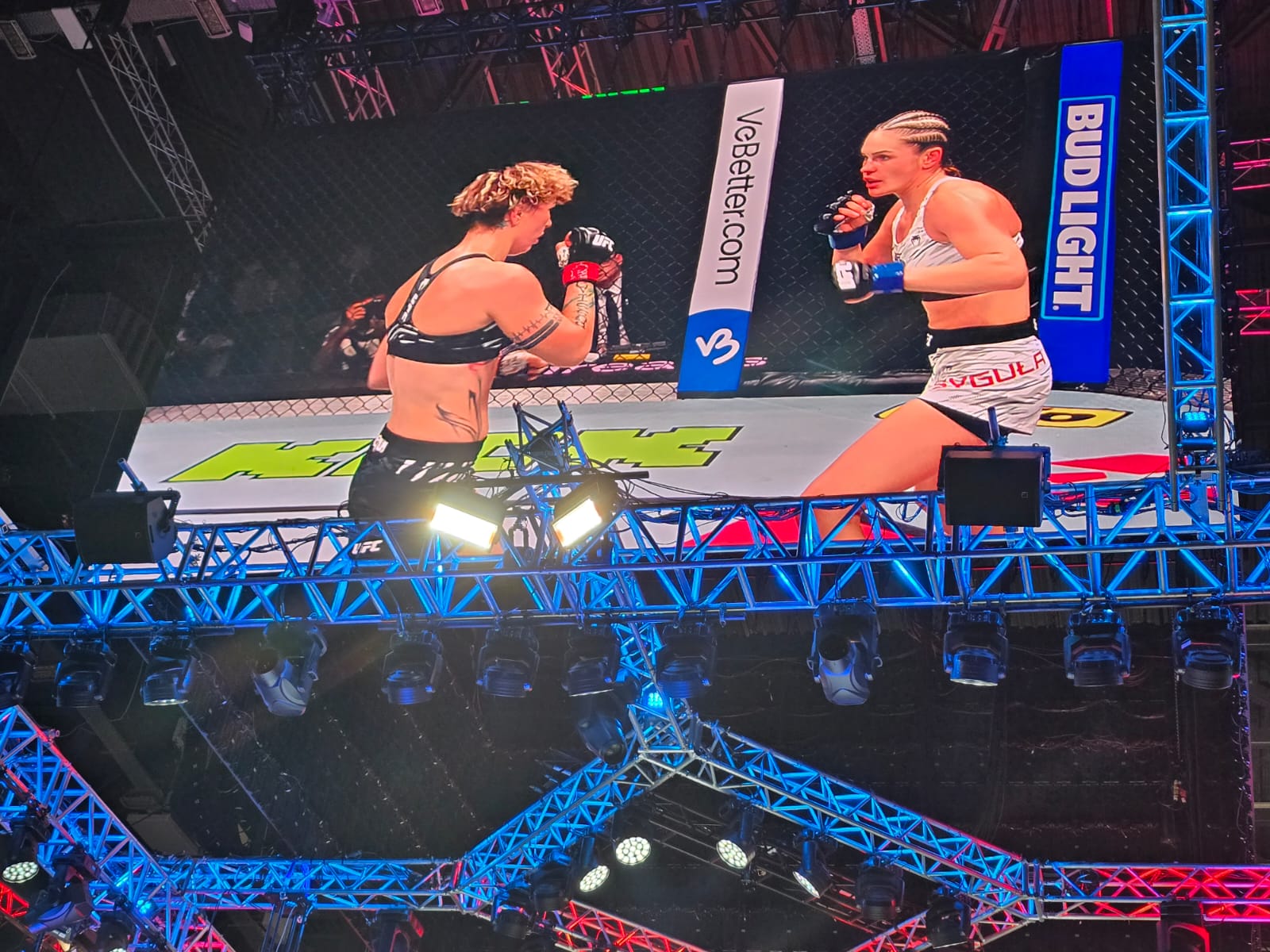 В Баку стартовало одно из самых зрелищных спортивных событий года UFC Fight Night (ПРЯМАЯ ТРАНСЛЯЦИЯ/ФОТО)