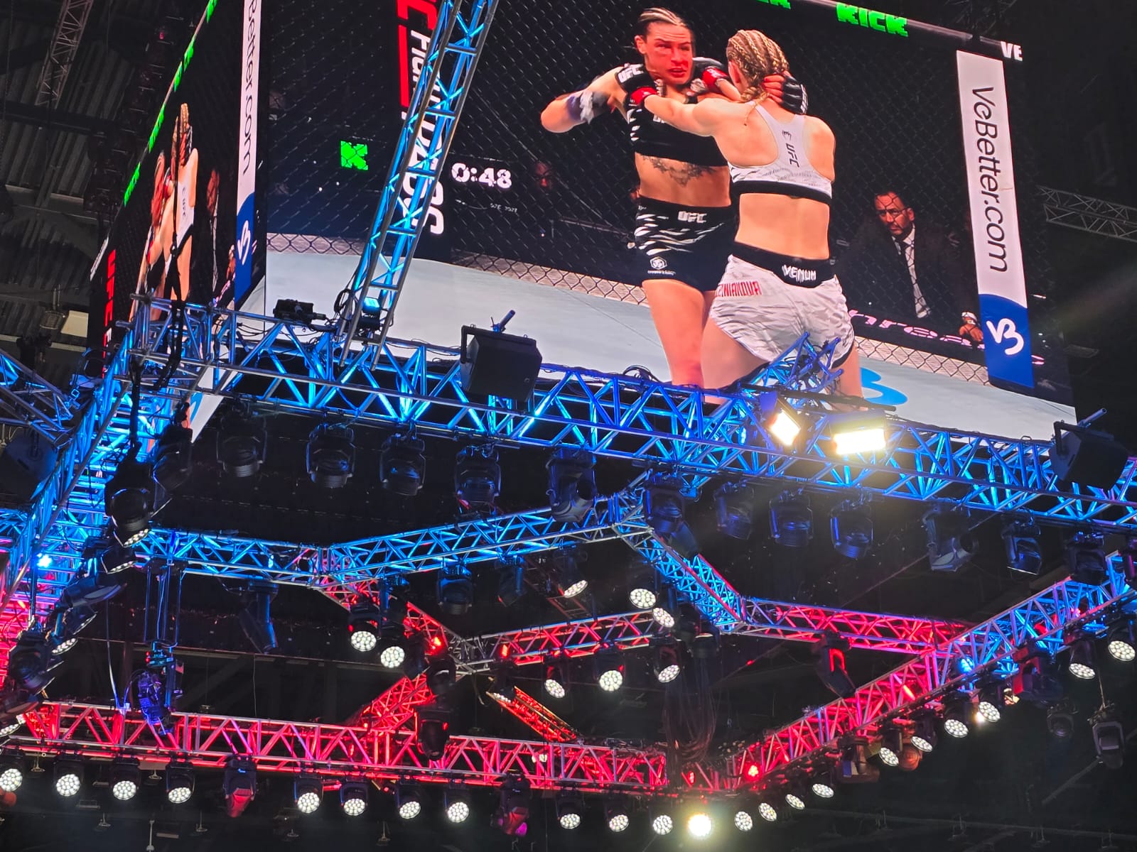 UFC Fight Night: Определилась победительница предварительного карда в полулегком  весе между бойцами из Англии и России (ФОТО)