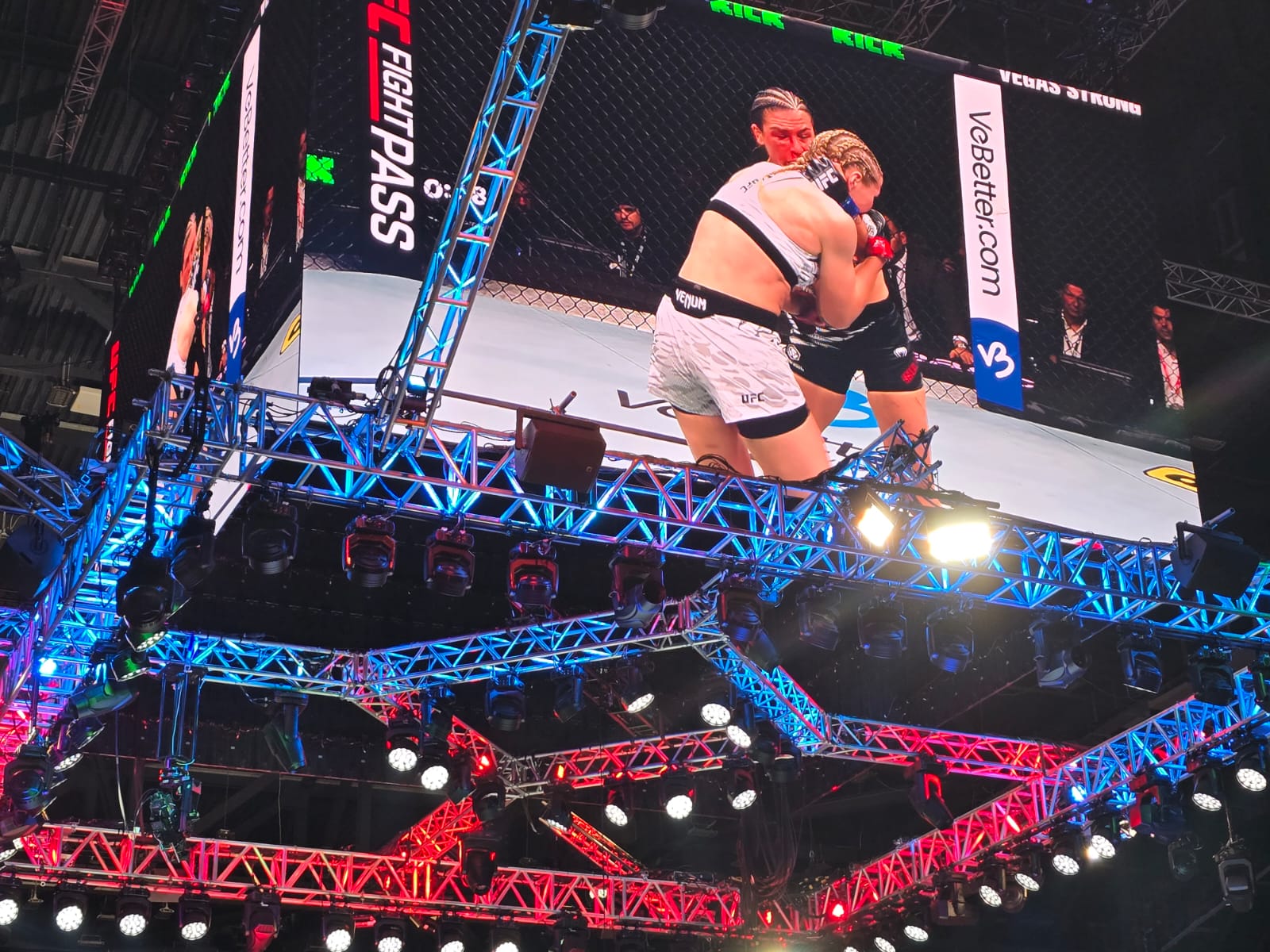 UFC Fight Night: Определилась победительница предварительного карда в полулегком  весе между бойцами из Англии и России (ФОТО)