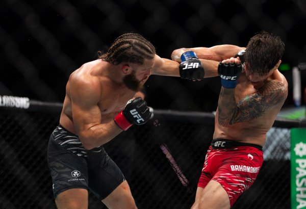UFC Fight Night: Боец из Азербайджана Рафаэль Физиев стал победителем основного карда в легком весе (ФОТО)