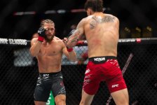 UFC Fight Night: Боец из Азербайджана Рафаэль Физиев стал победителем основного карда в легком весе (ФОТО)