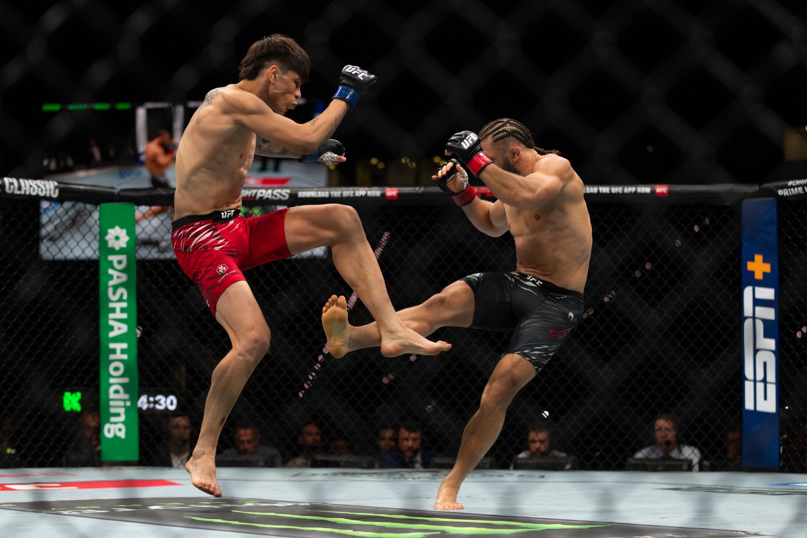 UFC Fight Night: Боец из Азербайджана Рафаэль Физиев стал победителем основного карда в легком весе (ФОТО)