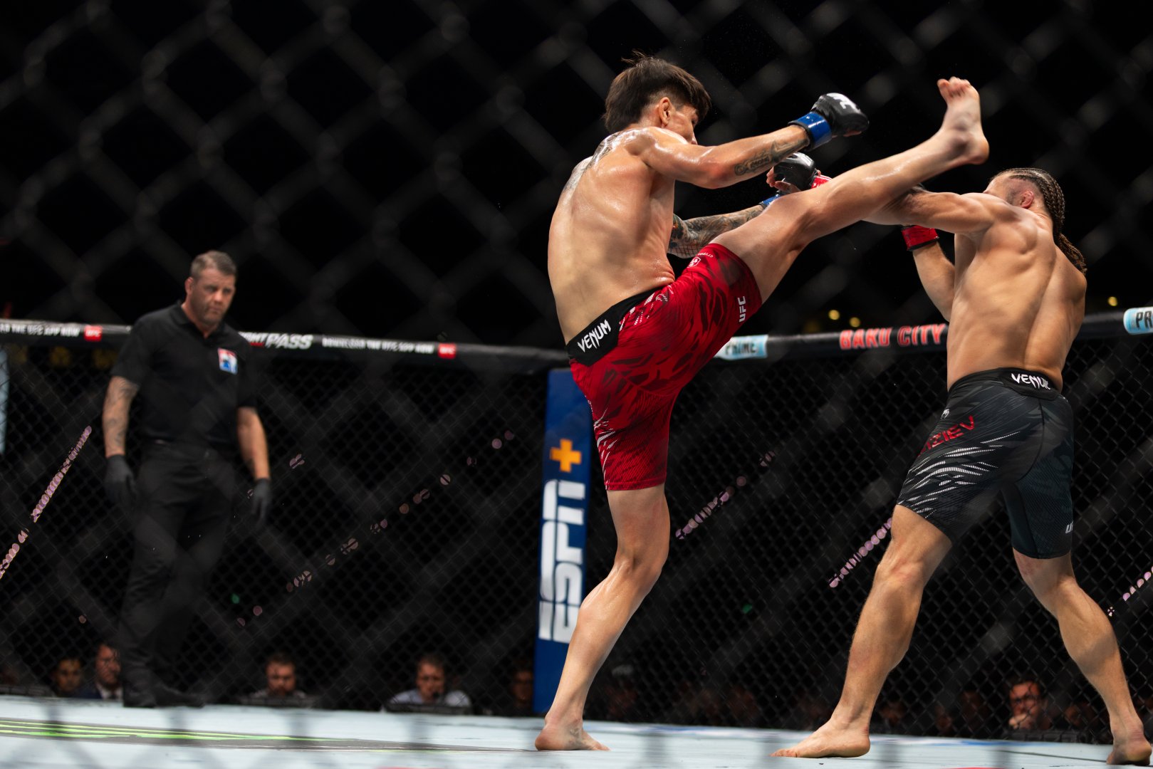 UFC Fight Night: Боец из Азербайджана Рафаэль Физиев стал победителем основного карда в легком весе (ФОТО)