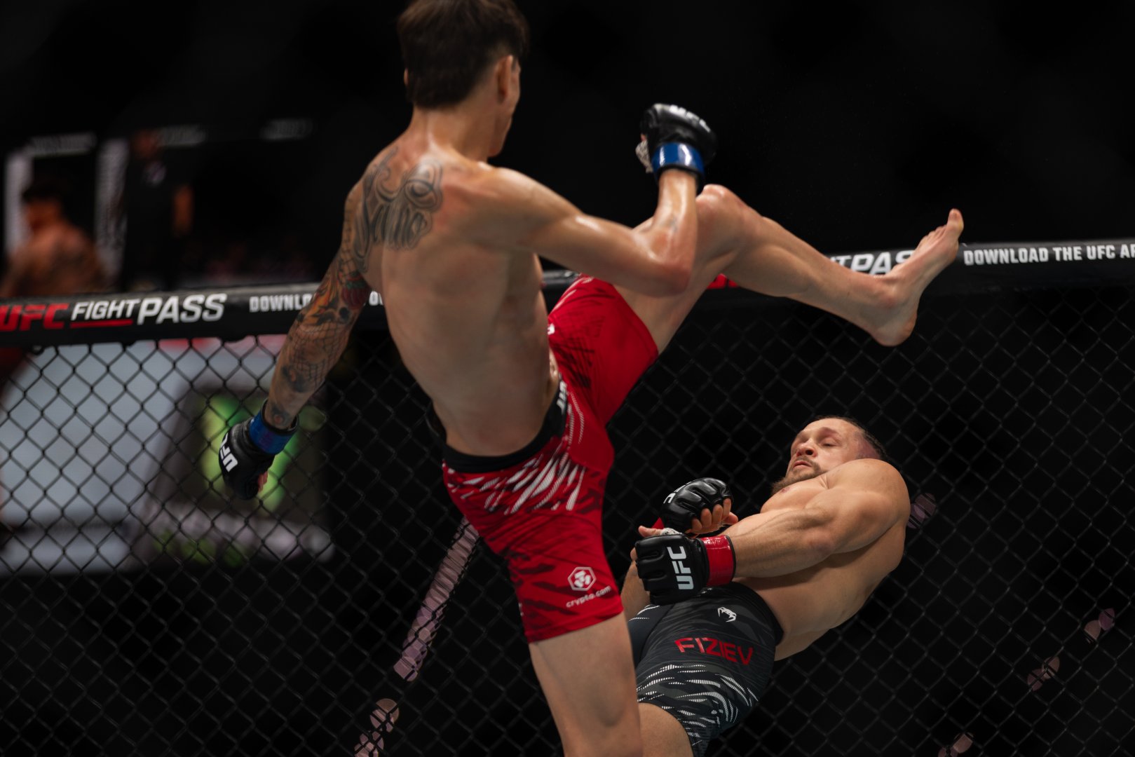 UFC Fight Night: Боец из Азербайджана Рафаэль Физиев стал победителем основного карда в легком весе (ФОТО)